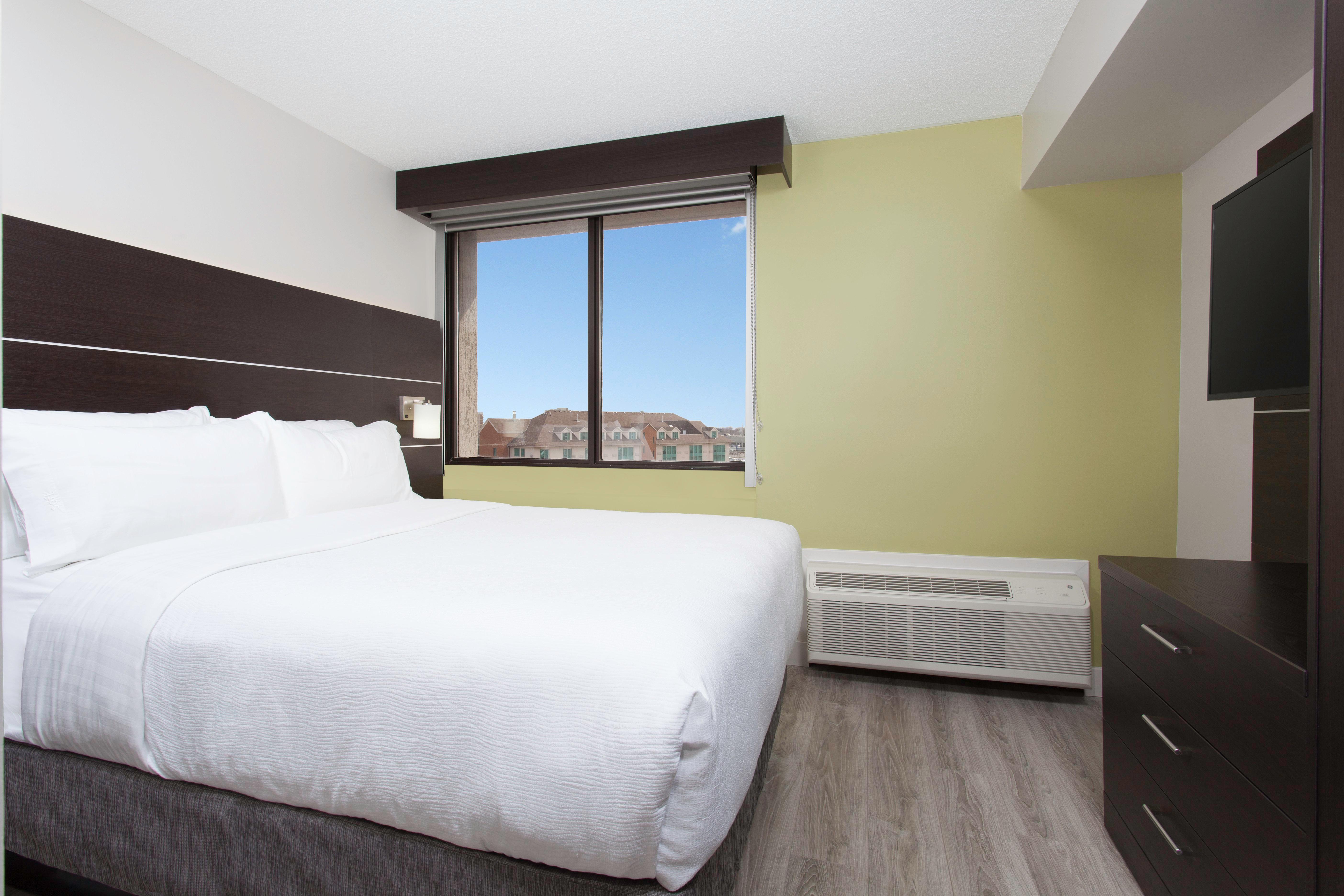 Holiday Inn Express & Suites Mississauga-Toronto Southwest, An Ihg Hotel Exterior photo
